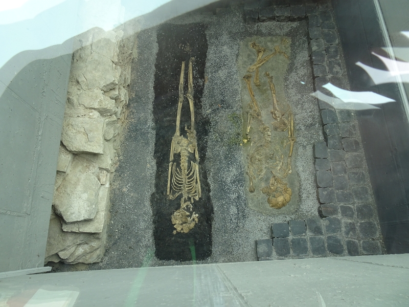 DSC03529.JPG - Durch eines der vier "Archäologischen Fenster" auf dem Marktplatz kann man auf ein uraltes Gräberfeld schauen.